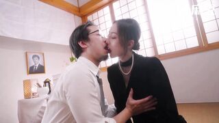 ModelMedia Asia - The older brother comforted the widow who had lost her husband with his cock